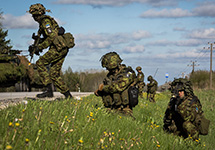 A highly trained and specially equipped quick response unit of the Estonian army, from the 1st Scouts Battalion, secures a road in rural Estonia during Exercise SIIL/Steadfast Javelin. (Source: nato.int)
