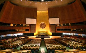 United Nations General Assembly hall in New York City. (Src: Patrick Gruban, Wikimedia Commons)