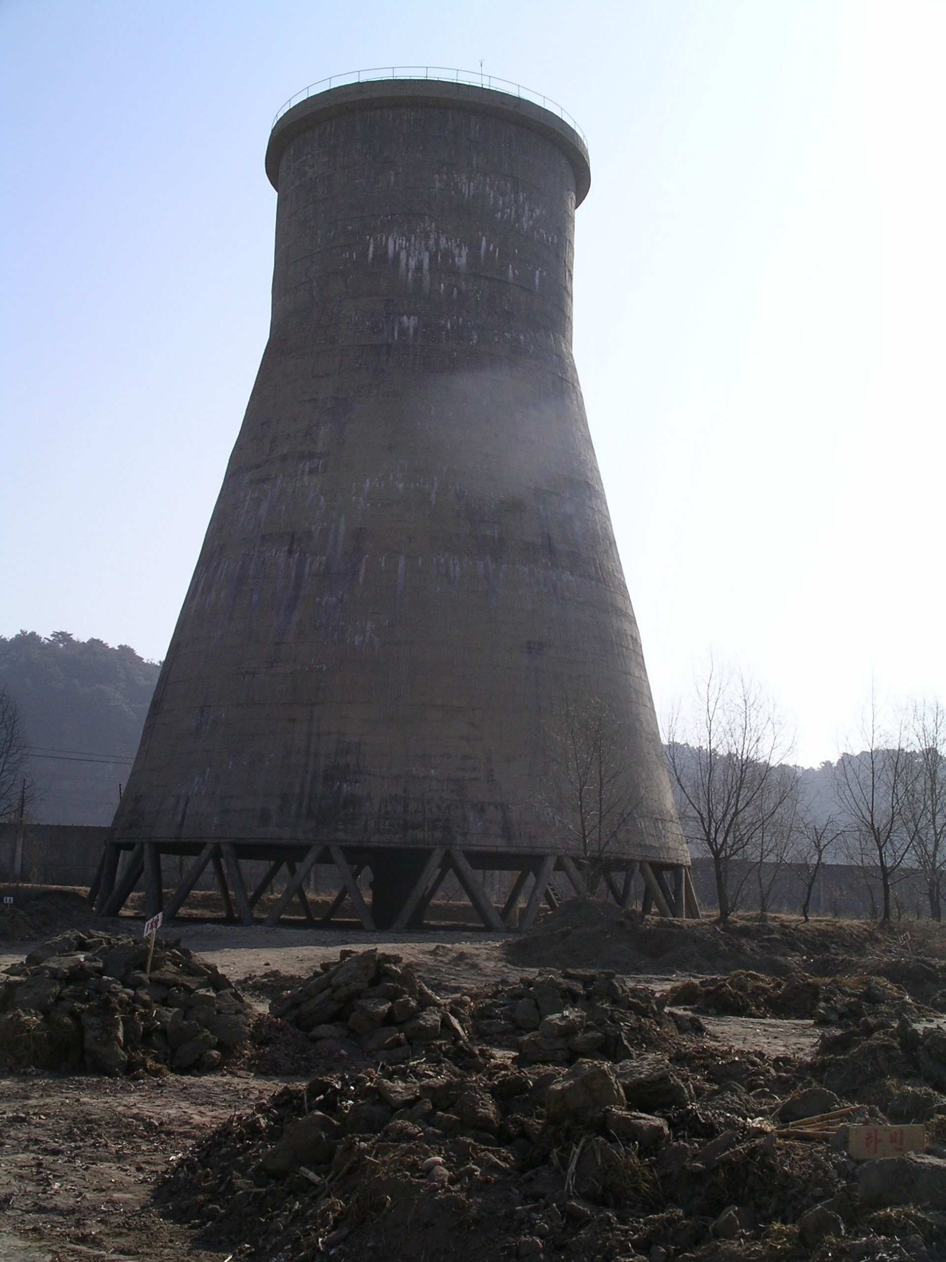 A reverted funnel-shaped cooling tower