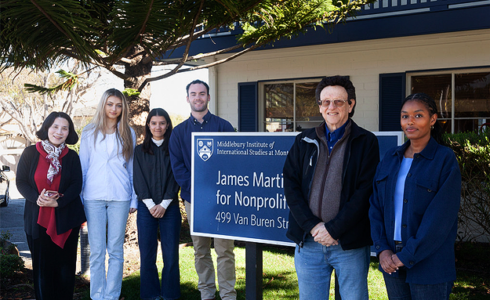 Students with Dr. Potter and Masako Toki in front of the CNS sign outside